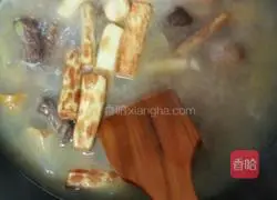 Illustration of how to make sweet and sour pork ribs with yam and chestnut 9