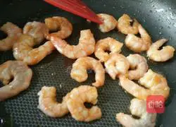 Illustration of how to make fried shrimps with crispy bread crumbs 3
