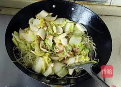 Illustration of how to make cabbage and pork stewed vermicelli 5