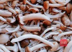 Illustration of how to make stir-fried noodles with seafood, mushrooms and shredded pork 1