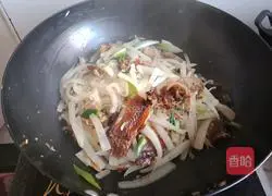 Spicy Illustration of how to make fried white radish and smoked dried fish 6