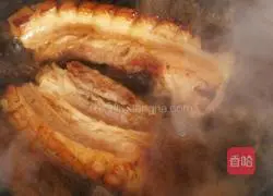 Illustration of how to cook braised pork with oily pork blossoms 9