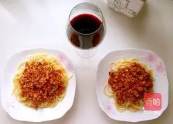 Illustration of how to make minced meat, mushroom and tomato pasta 3