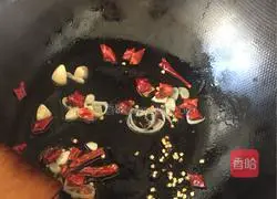 Illustration of braised loach in sauce 4