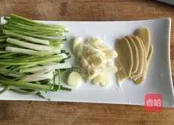 Illustration of how to make fried swimming crab with green onion and ginger 2