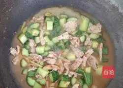 Illustration of how to stir-fry three diced meat slices 7