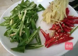 Illustration of how to make pork with dried plums and vegetables in pot 2