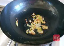 Illustration of how to stir-fry minced meat with carrots, garlic and moss for the Lantern Festival on the 15th day of the first lunar month 5