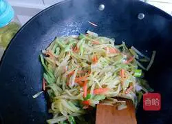 Illustration of how to stir-fry shredded pork with pickled mustard 4