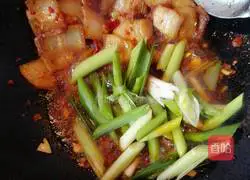 Illustration of the recipe of twice-cooked pork with garlic sprouts 11