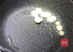 Illustration of how to stir-fry celery with lilies 12