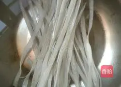 Illustration of how to make chicken stewed mushroom vermicelli 2