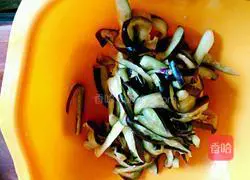 Illustration of how to stir-fry eggplant shreds 5