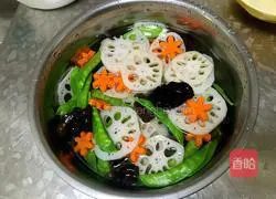 Illustration of how to make lotus pond stir-fry 5