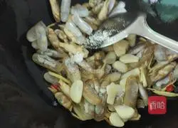 Illustration of how to make garlic razor clams 5