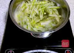 #乐香ceramic#Fresh bamboo shoots and twice-cooked pork recipe illustration 2