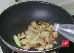 Illustration of how to stew pork belly with yam 5