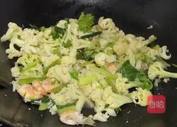 Illustration of how to make fried cauliflower with shrimps 10