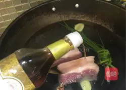 Illustration of how to make twice-cooked pork with garlic sprouts 2
