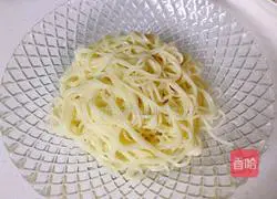 Illustration of how to make sesame chicken shredded cold noodles 10
