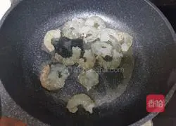 Illustration of how to make scrambled eggs with shrimps, tomatoes 4