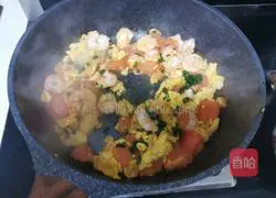 Illustration of how to make scrambled eggs with shrimps and tomatoes 7