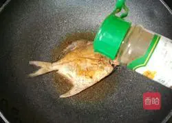 Illustration of how to make pan-fried Shiracang fish 10