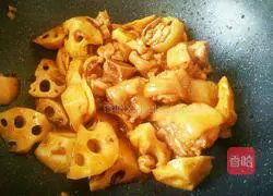 Illustration of how to make braised pork knuckles with red lotus root 10