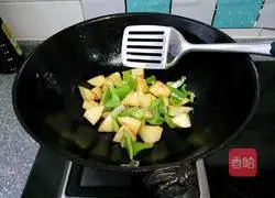 Illustrated recipe for stir-fried ground and three delicacies 10