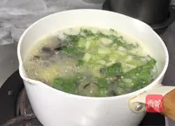 Illustration of how to make shrimp, fungus and millet porridge 8