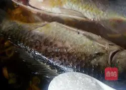 Illustration of home-style braised small crucian carp 6