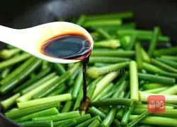 Illustration of how to make fried meat with garlic moss 7