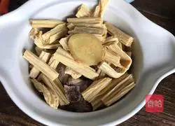 Illustration of how to make steamed pork ribs with yuba 5