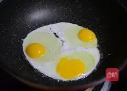 Illustration of how to make fish-flavored poached eggs 2