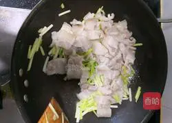 Illustration of how to make fried pork slices with yellow leeks 4