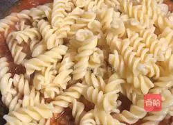 Illustration of how to make macaroni with tomato meat sauce 7