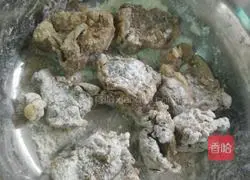 Recipe for making sweet and sour pork ribs with young bamboo shoots and enoki mushrooms 5