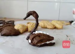 Illustration of how to make two-color swan puffs 13