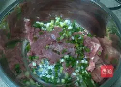 Illustration of how to make pearl meatballs 3