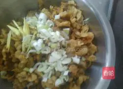 Illustration of how to make braised rapeseed with crispy pork 1