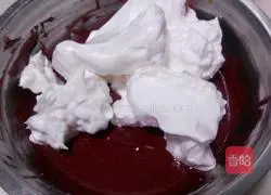 Illustration of how to make red yeast powder cream cake roll 7