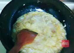 Illustration of how to eat spring pancake rolls at the beginning of spring 8