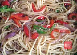 Illustration of home-style black pepper beef fillet pasta 10