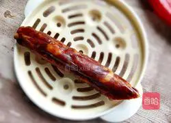 Illustration of how to make fried sausage with fresh garlic sprouts 2