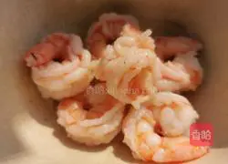 Illustration of how to make red wine emerald crystal shrimp 3