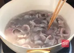 Illustration of how to make fish fillets with scallion oil 5