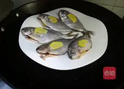 Illustration of how to make steamed small sea fish 3