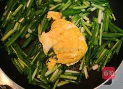 Illustration of how to make fried eggs with garlic 5