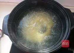 Illustration of how to make millet and sea cucumber porridge 2