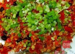 Illustration of how to make fish head with chopped pepper 4